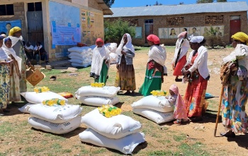 Menschen erhalten in Äthiopien Lebensmittelpakete.