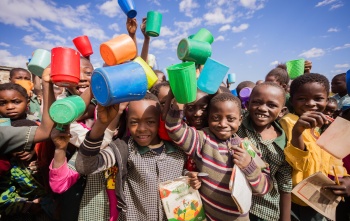 Sambia Kinder mit Tasse