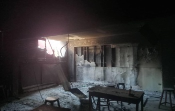 Schule, die durch Feuer zerstört wurde