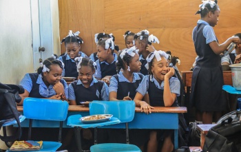 Mädchen im Klassenzimmer mit Schulspeisung