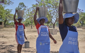 Freiwillige bringen Wasser für Marys Meals 