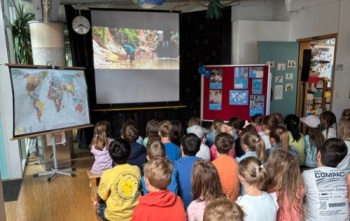 Grundschule Bermatingen - Projektwoche - Kinder schauen Film "Hoffnung" an