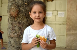 Mädchen mit Gurke