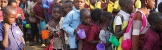 Malawi Kinder stehen Schlange