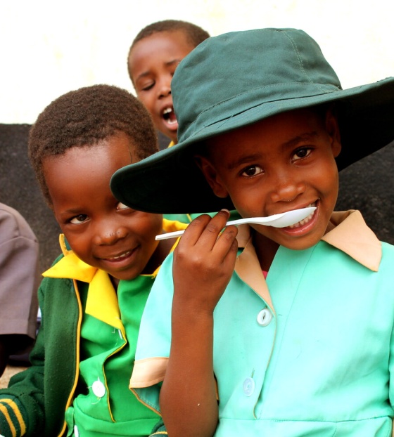 Eine Gruppe von Freunden posiert zusammen auf einem Spielplatz in Simbabwe.