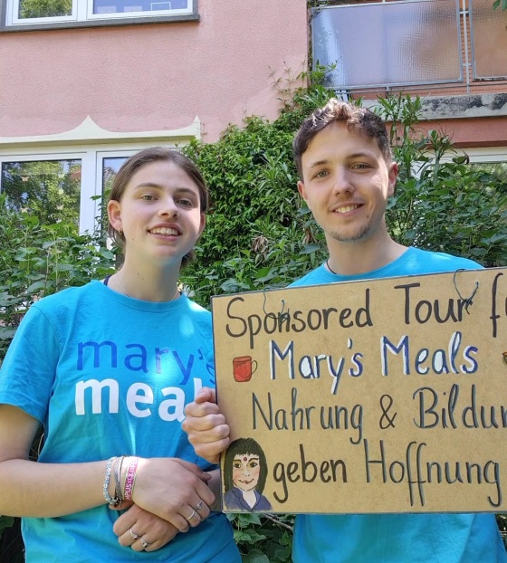 Jakob und Lucia mit Plakat