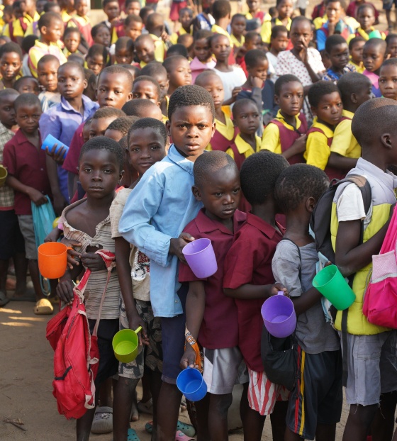 Malawi Kinder stehen Schlange