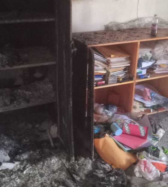 Vom Feuer zerstörtes Klassenzimmer einer Schule