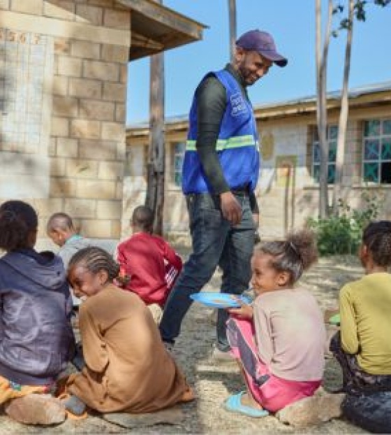 2026 07 21Äthiopien_ Voluntär lacht mit Schulmädchen