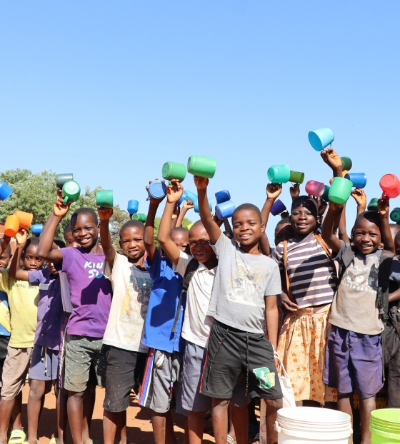 Schüler und Schülerinnen der Chigodi Schule in Malawi, Distrikt Blantyre