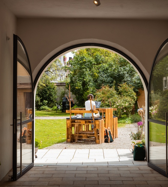 Blick in den Garten des Begegnungscafés mittendrin in Memmingen