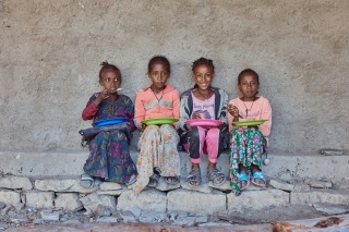 Mädchen mit Mahlzeit, Beati-Akor Primary School